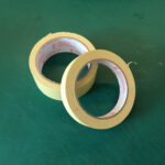 Malertape er som en "ekstra hånd" til at hjælpe med at holde sammen på æskedelene, mens limen tørrer