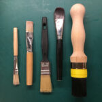 Forskellige pensler til ansmøring  af papir eller pap