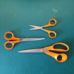 Den lille spidse saks er et godt hjælpemiddel til at arbejde nøjagtigt