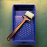 Alternativ til pensel at smøre lim på kan være en lille skumrulle