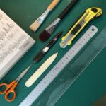 Et stort skæreunderlag et et godt værktøj til æskearbejde og beskytter bordet mod ridser