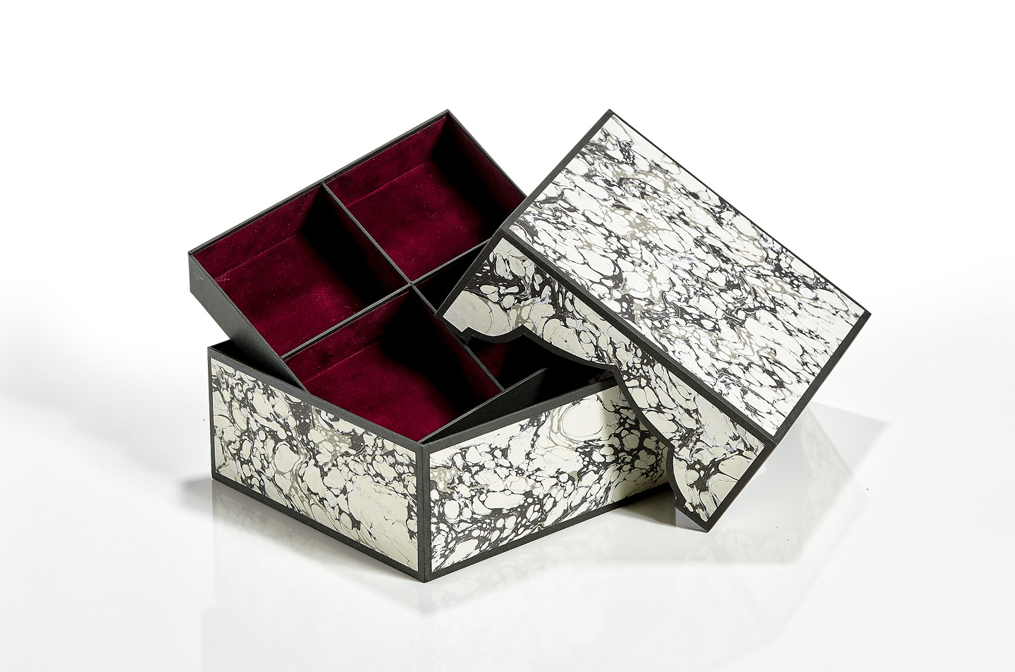 Kvadratisk æske med løs indsats med 4 rum